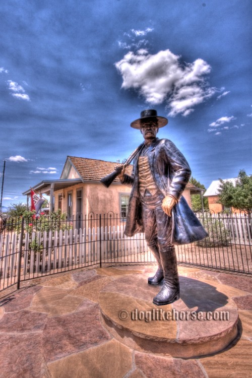 Wyatt Earp statue Tombstone Arizona IMG 7411 2 3 500x750 Tombstone and Bisbee